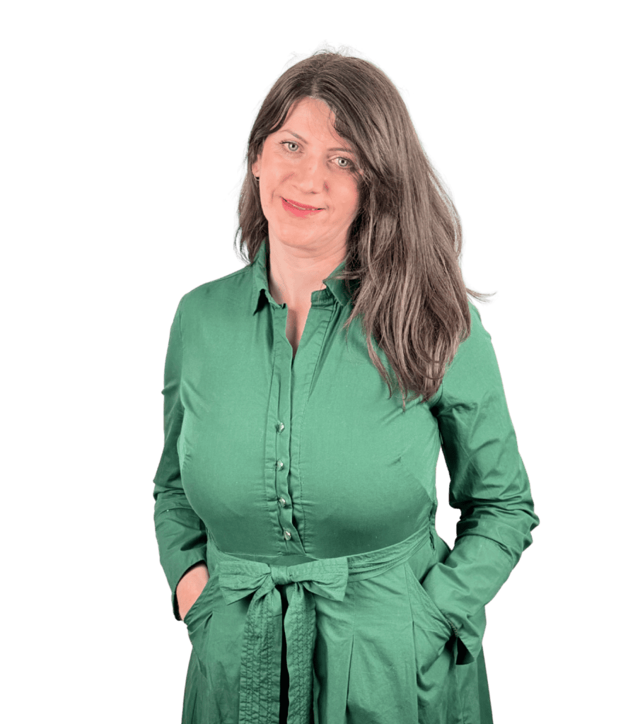 Mujer con camisa verde que representa al equipo de Solar Plus Garden.