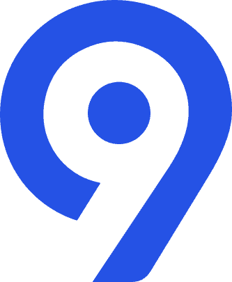 Logotipo de Solar Plus Garden sobre fondo azul, que representa soluciones de energía sostenible.